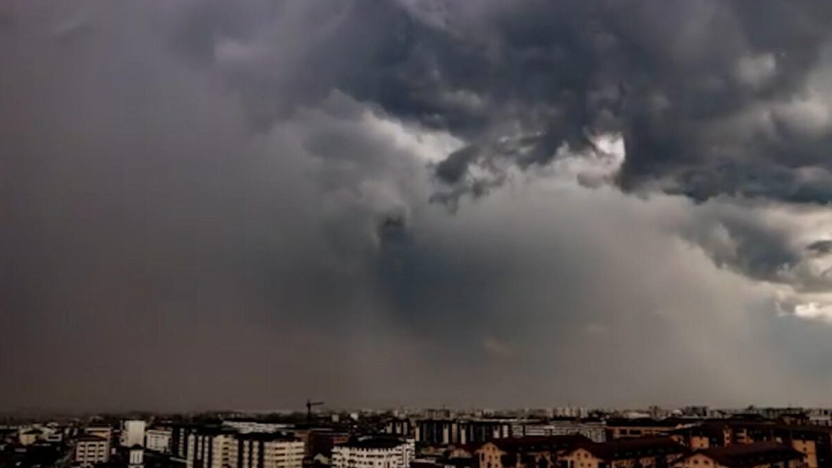 Jumătate de țară intră de la ora 18.00 sub avertizare cod portocaliu de ploi torențiale, grindină și vijelii. În București și alte zone urmează două zile caniculare Jumătate de țară intră de la ora 18.00 sub avertizare cod portocaliu de ploi torențiale, grindină și vijelii. În București și alte zone urmează două zile caniculare
