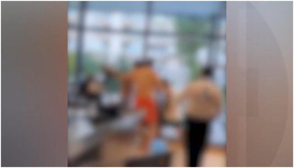 Reacţia Lidl după ce un tată şi fiul său au fost bătuţi crunt de 4 tineri sub privirile paznicilor, într-un supermarket din Bucureşti