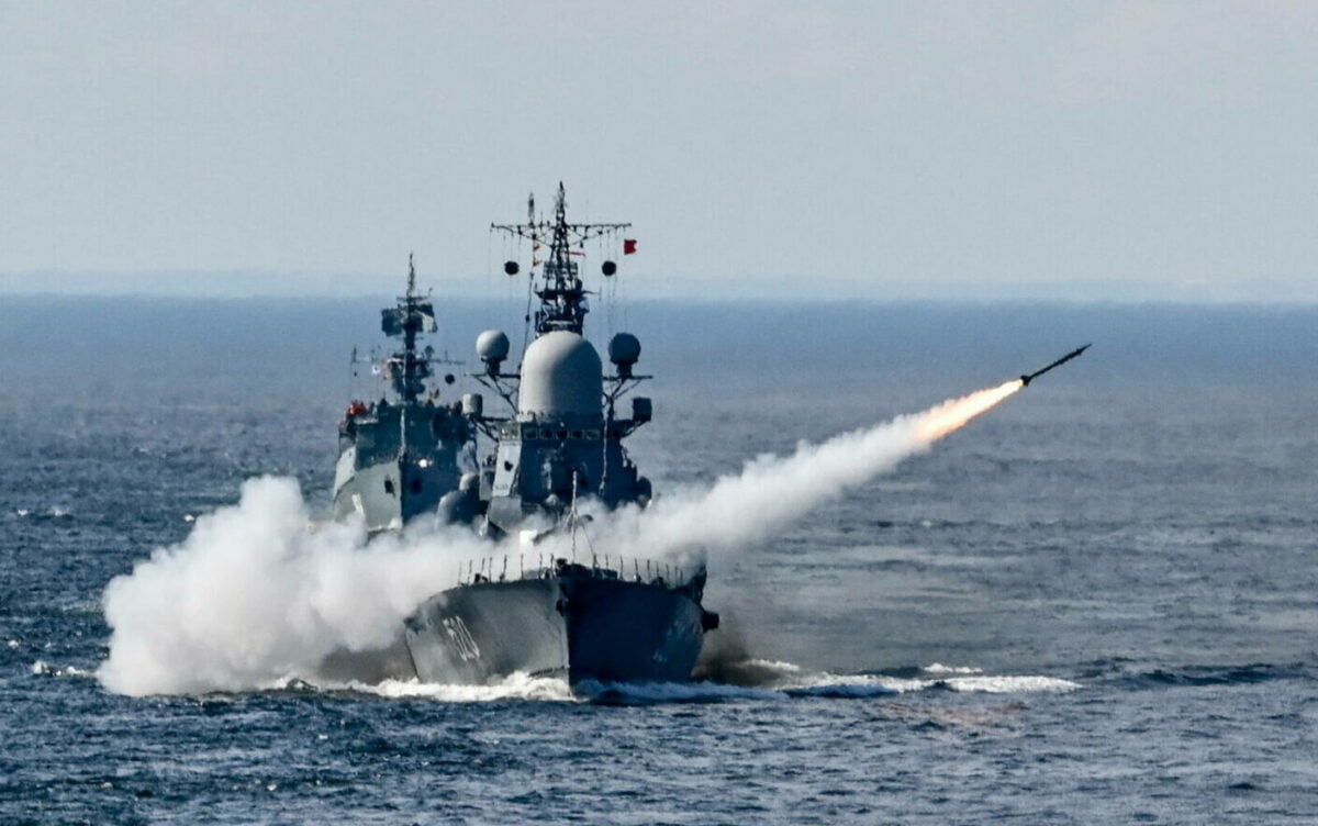 Rusia anunță că a distrus cu rachete de croazieră o navă în Marea Neagră, în apropierea României