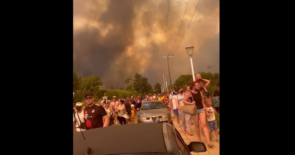 „Înfricoșător, toată lumea voia să urce pe un vaporaș ca să-și salveze copiii”. Mărturiile românilor amenințați de incendiile din Rodos