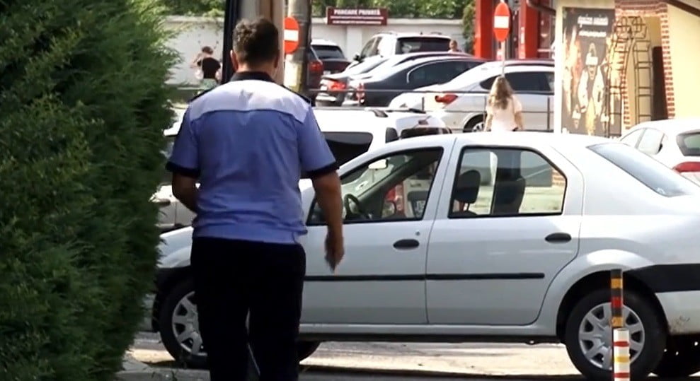 „Băi, ia mâna de pe mine. Băi, ce i-ai făcut, băi?”. Bărbat împuşcat de poliţişti, după ce a făcut scandal şi a devenit agresiv, pe o stradă din Calafat