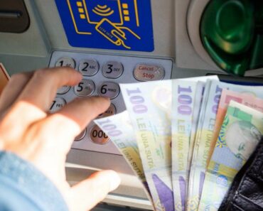 Cât plătești, de fapt, când retragi bani de la bancomat. Ce comisioane au cele mai mari banci: BRD, Banca Transilvania, Raiffeisen, BCR și ING