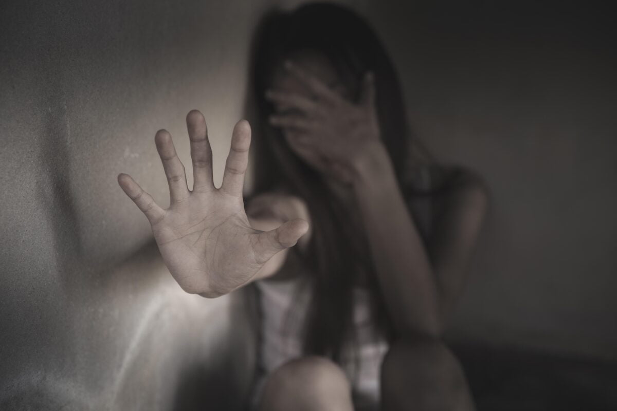 O fată de 15 ani a fost violată în plină stradă, în București, de un tânăr pe care l-a cunoscut online O fată de 15 ani a fost violată în plină stradă, în București, de un tânăr pe care l-a cunoscut online