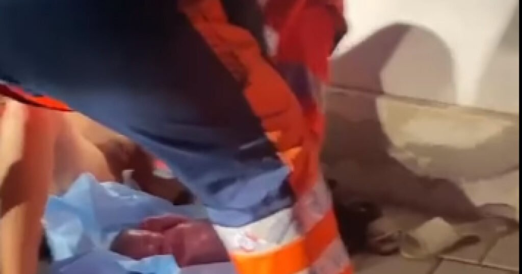Imagini incredibile în Urziceni. O femeie a născut pe trotuar, în fața spitalului unde nu era niciun ginecolog de gardă