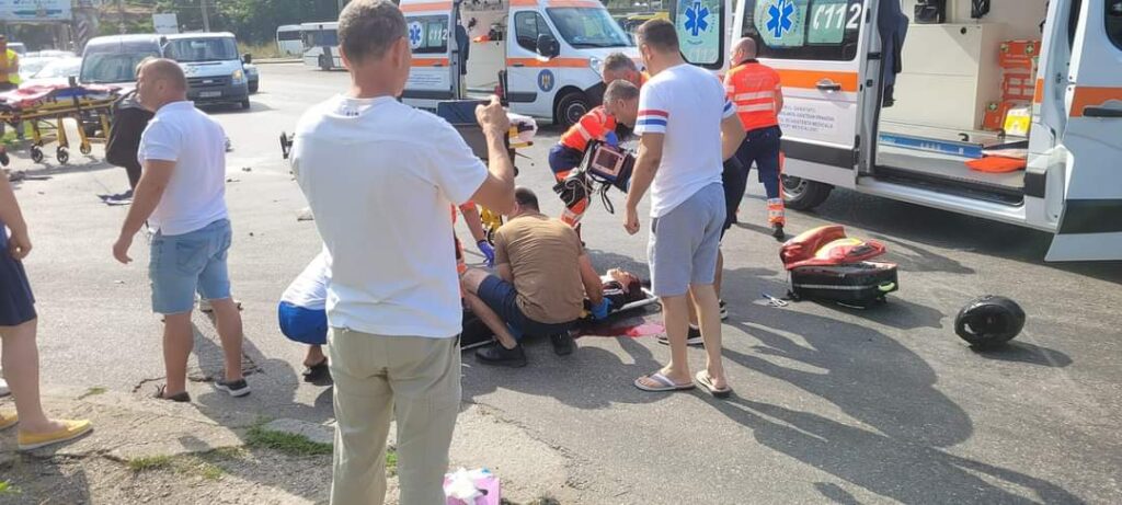 Accident grav la Podul Inalt. Un scuter a fost spulberat de masina. Doua victime