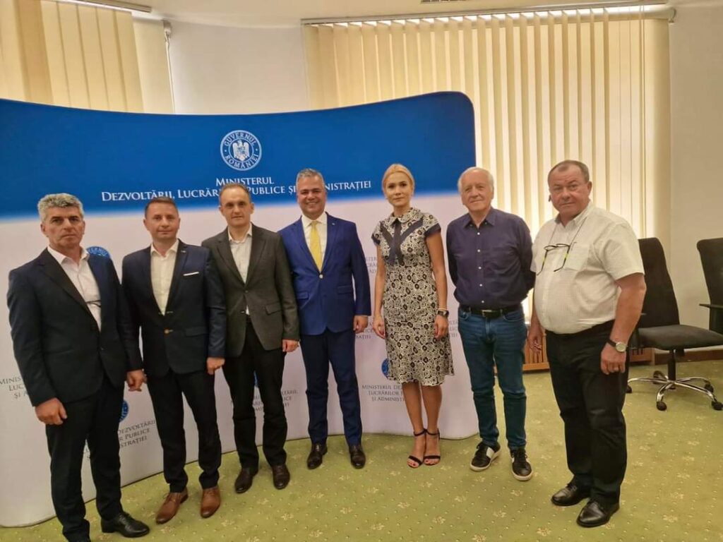 Prefectul Virgiliu Nanu a insotit primarii a 4 localitati prahovene la Ministerul Dezvoltarii. Au fost semnate contractele prin „Anghel Saligny”