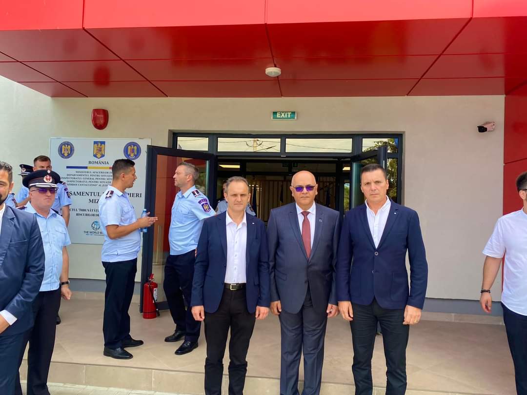 Prefectul Virgiliu Nanu, alături de Raed Arafat, la inaugurarea Detaşamentului de Pompieri Mizil