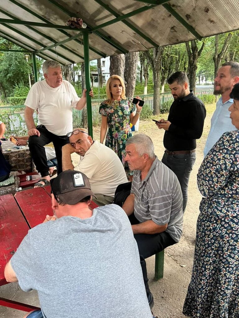 PSD Ploiesti a luat la pas cartierul Nord. Senatorul Laura Moagher a discutat cu locuitorii din zona despre problemele cu care se confrunta