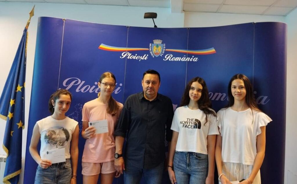 Elevii de 10 ai Ploieştiului, premiați de primarul Volosevici. 14 elevi au primit câte 1000 lei