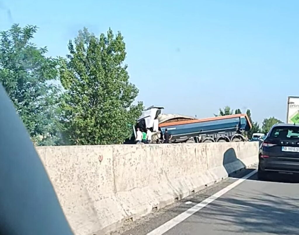 Accident mortal pe Centura de Vest. Un şofer de TIR a murit strivit de un alt TIR, în timp ce işi repara o anvelopă