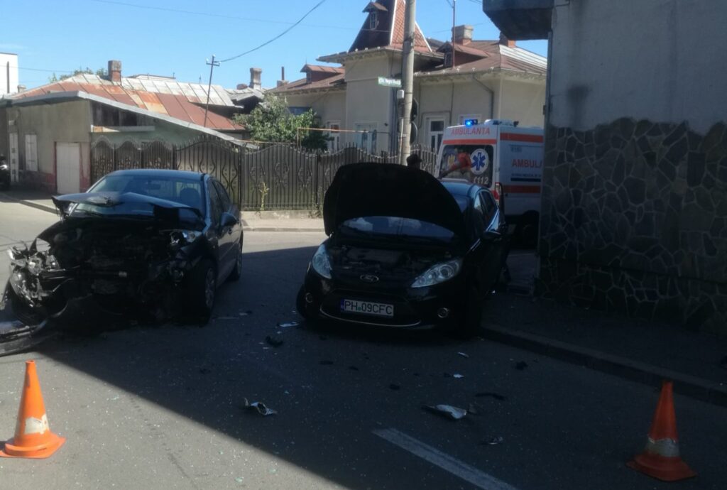 Accident cu descarcerare în Ploieşti, la intersecția străzilor Negru Vodă-Bolintineanu