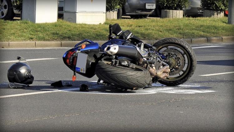 Accident pe DN1, la Băneşti, între o maşină şi un motor. Soferul autoturismului era DROGAT