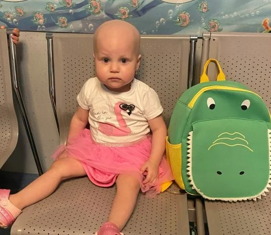 Micuța Darya Theoris are nevoie de noi! In ghiozdanelul colorat îşi cară singură tratamentul pentru cancer