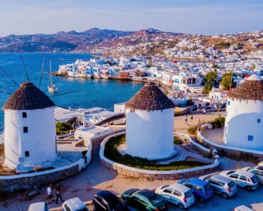Se vinde ca pâinea caldă! Vacanță cu doar 123 de euro pentru patru nopți, avion dus-întors inclus, pe una dintre cele mai exclusiviste plaje din Grecia