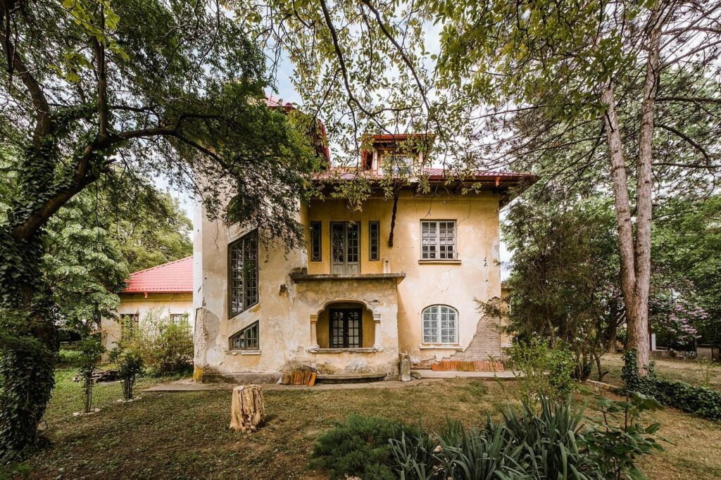 Conac din perioada interbelică, cu teren de 10.000 de metri pătraţi, se vinde la preţul unui apartament din Bucureşti
