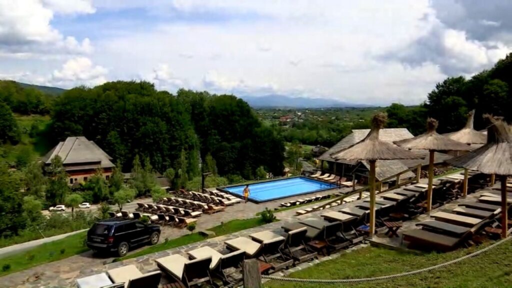 Un tânăr a adus magia din Bali în România. Turişti din toată lumea ajung aici, cuceriţi de resortul modern: „E un loc de vis”