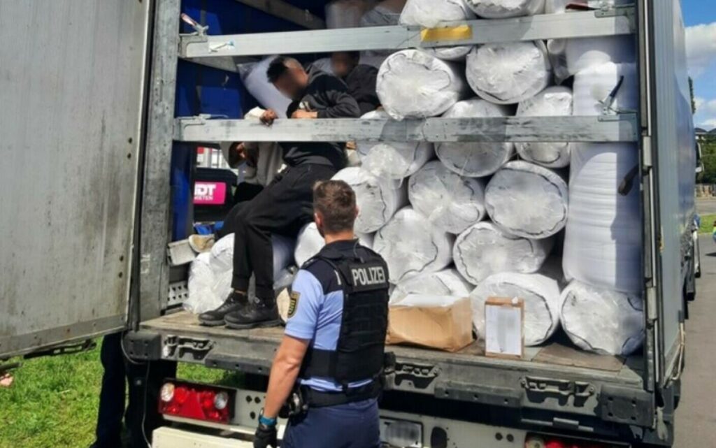 Un șofer român de TIR a văzut mâini ieșite prin prelata camionului său. Ce a găsit în remorcă