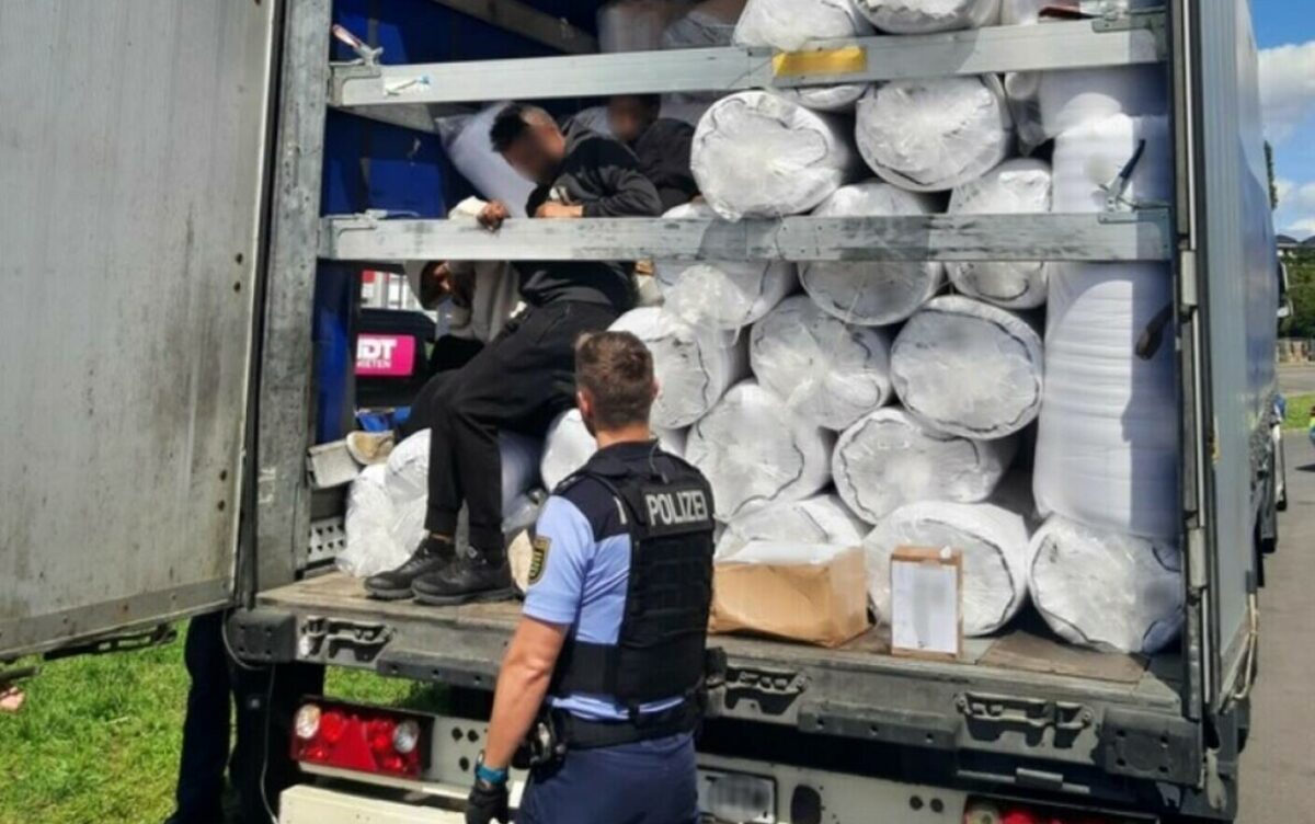 Un șofer român de TIR a văzut mâini ieșite prin prelata camionului său. Ce a găsit în remorcă