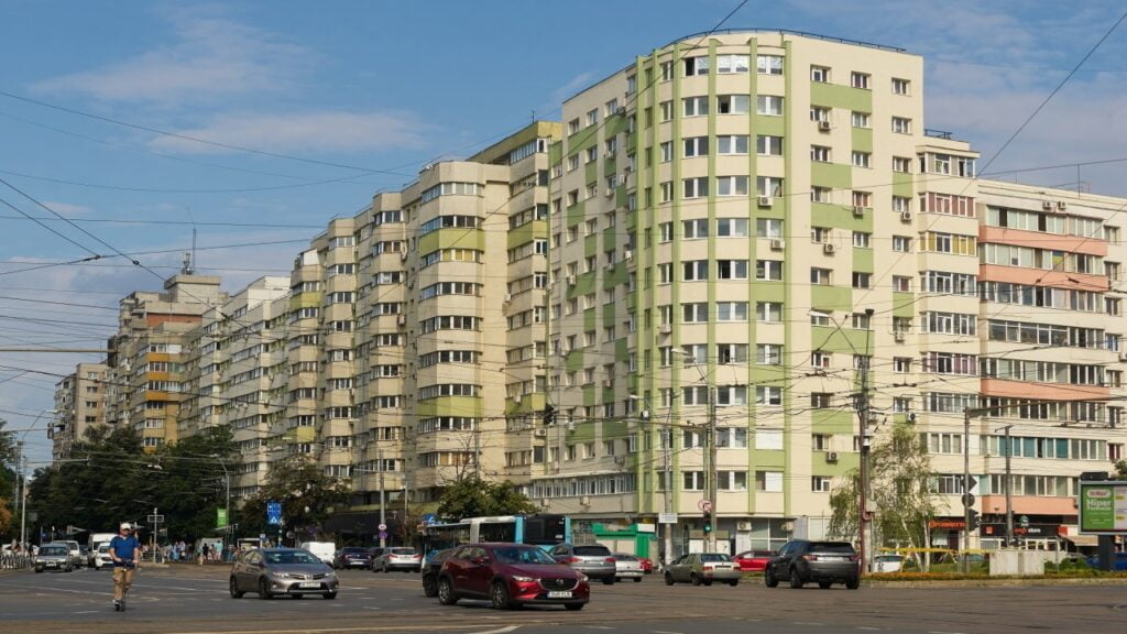 CALCUL. Cu cât se vinde acum un apartament cu 3 camere din București, scos la vânzare la începutul anului cu 125.000 de euro
