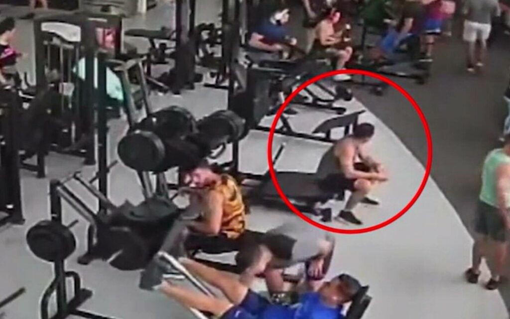 Momentul îngrozitor în care un aparat de la o sală de forță zdrobește gâtul unui bărbat. Imaginile sunt greu de privit VIDEO