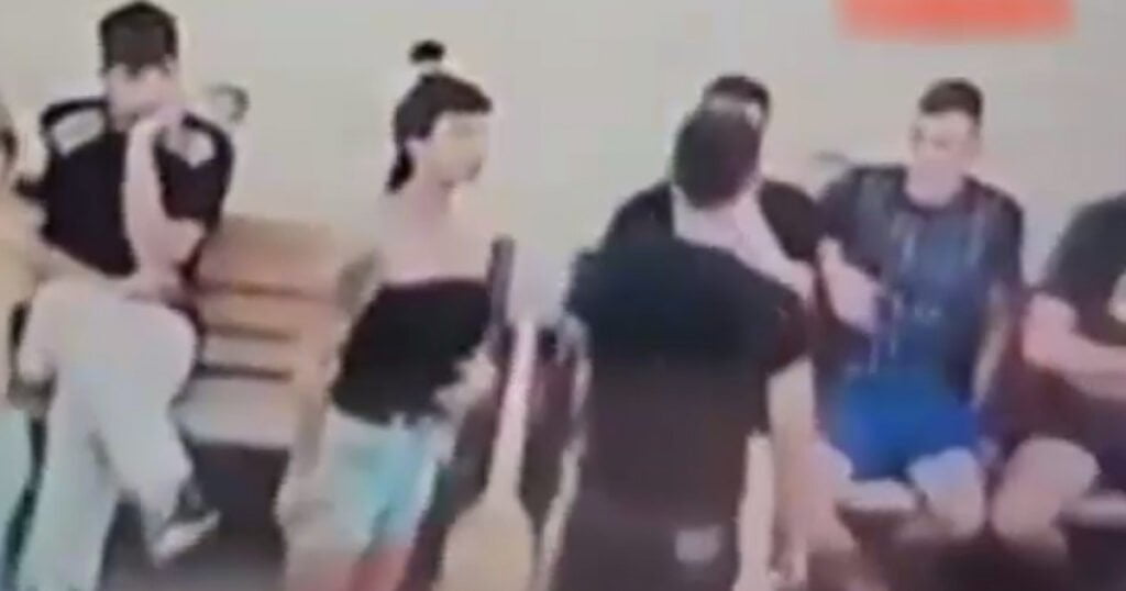 VIDEO. Polițist anchetat penal după ce a lovit o tânără. Victima a depus plângere, însă ulterior a retras-o