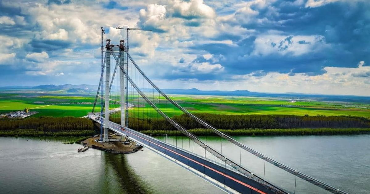 VIDEO Podul peste Dunăre de la Brăila are deja primele probleme: „Asfaltul s-a lăsat și a fugit”