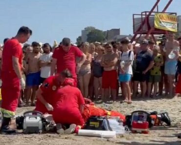 VIDEO Momente dramatice la Mamaia. Lanț uman pentru salvarea a 5 turiști. Trei au murit