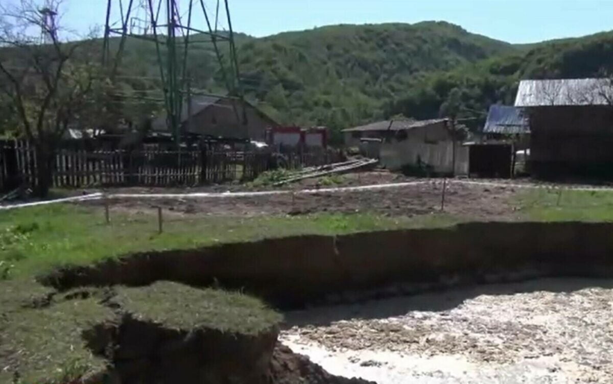 Autoritățile din Bacău sunt în alertă. Un crater cu diametrul de 20 de metri a apărut misterios în curtea unui localnic