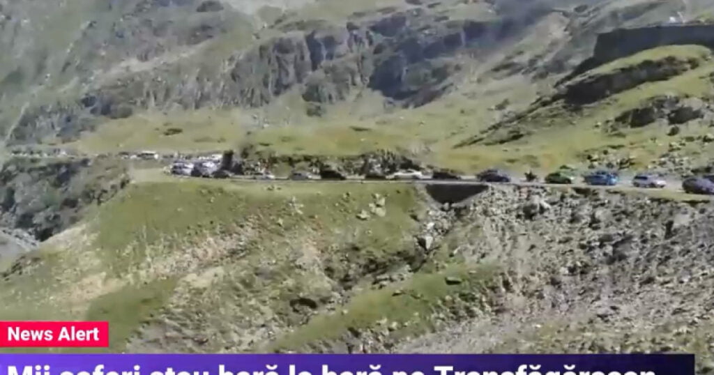 Mii de șoferi sunt blocați pe Transfăgărășan. Coloana de mașini a ajuns la opt kilometri