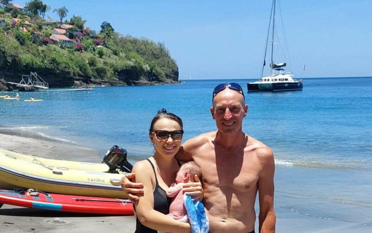 Familie de turiști străini, prizonieră de luni de zile în Caraibe. Femeia a născut pe plajă. „Suntem abandonați”