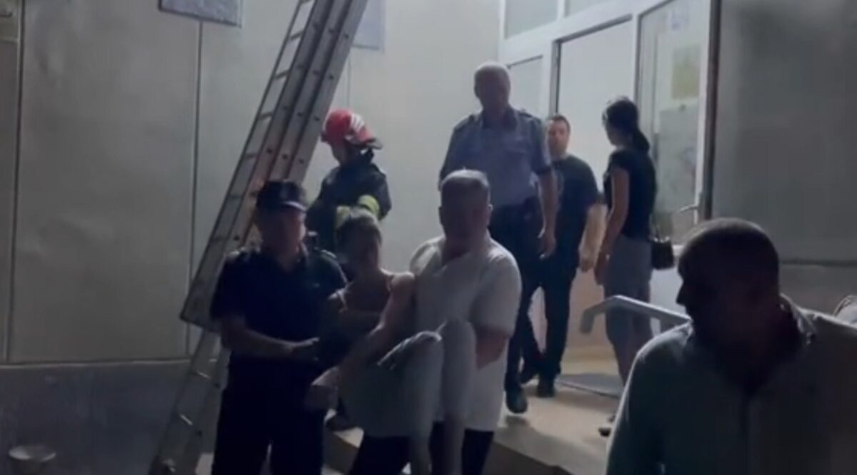 VIDEO Scene șocante în Botoșani. O tânără mamă și-a aruncat copiii de la fereastra unui hotel VIDEO Scene șocante în Botoșani. O tânără mamă și-a aruncat copiii de la fereastra unui hotel