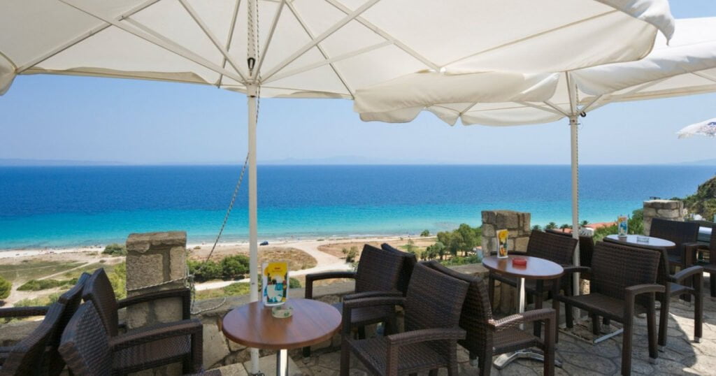 Vacanța unei românce a fost distrusă în 5 minute, cât a intrat într-un supermarket. „Chiar așa s-a ajuns, trebuie să ocolim Grecia?”