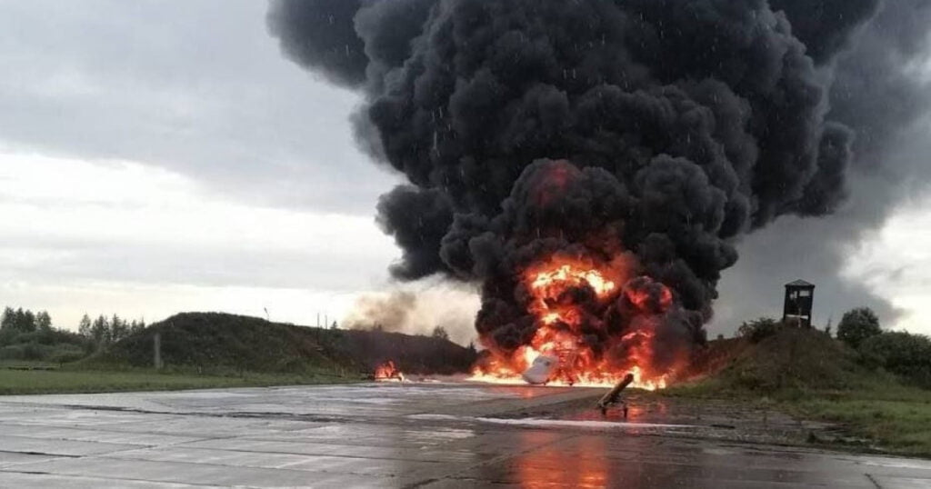 Ucrainenii au reușit să distrugă primul bombardier nuclear strategic al Rusiei, într-un atac cu drone asupra unei baze aeriene