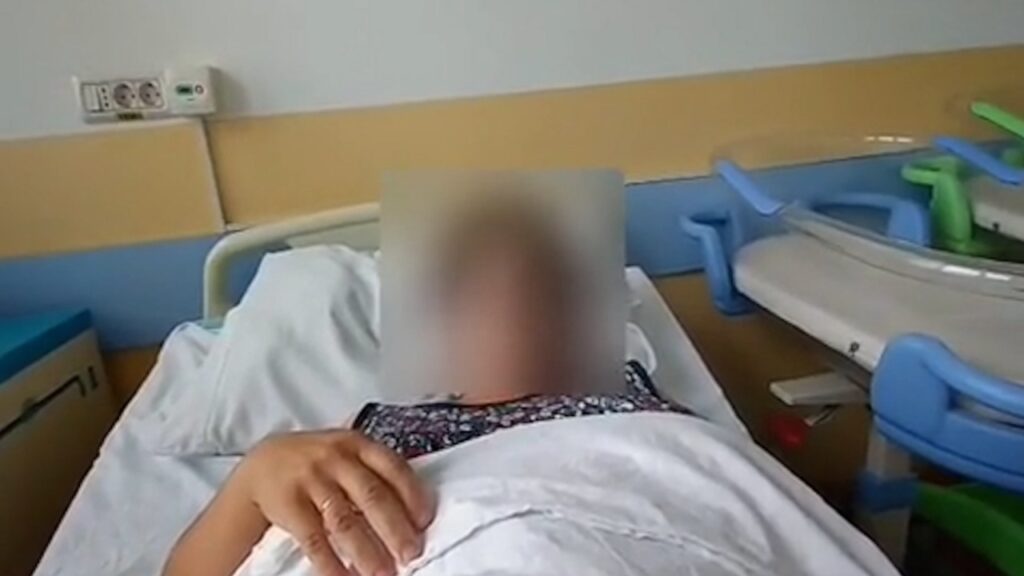 „Mi-au spus că am o fetiţă. Eu am zis: Nu, am două”. Mărturia uluitoare a femeii cu hernie, care a născut la spital fără să știe că e gravidă