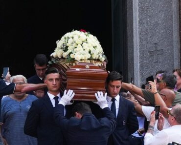 Toto Cutugno a fost înmormântat! Sicriul cu trupul neînsuflețit al celebrului cântăreț a fost scos din biserică pe notele melodiei “L’Italiano”