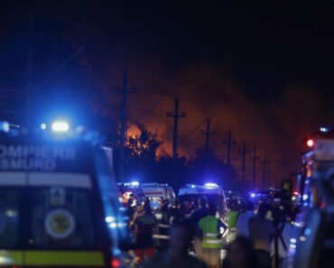 Numărul exploziilor care s-au produs în Crevedia a ajuns la patru. Zeci de pompieri au fost răniți