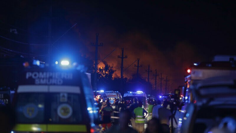 Numărul exploziilor care s-au produs în Crevedia a ajuns la patru. Zeci de pompieri au fost răniți
