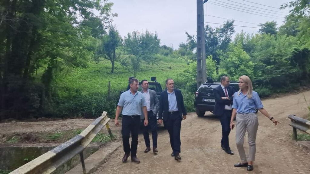 Prefectul Virgiliu Nanu, însoțit de parlamentarii Laura Moagher si Bogdan Toader, a vizitat comuna condusă de cel mai tânăr primar din Prahova