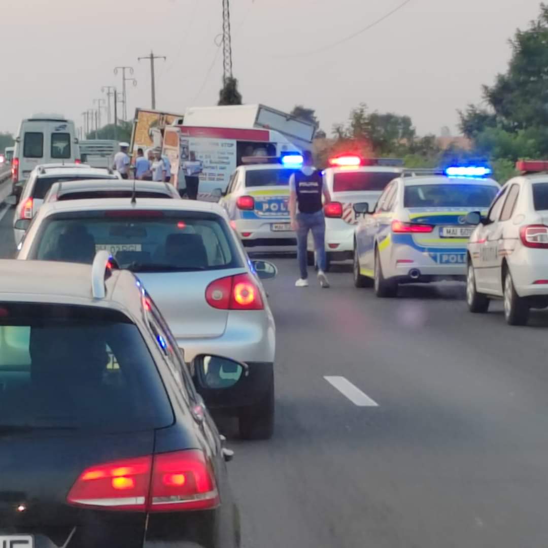 Accident pe DN1, la Băneşti. Trei autoutilitare implicate, doi dintre şoferi au fost răniți