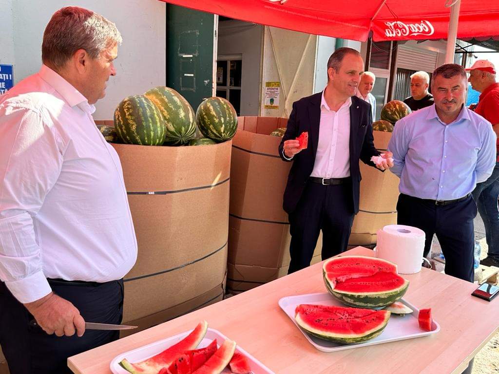 Prefectul Virgiliu Nanu a fost gazda evenimentului „Daruieste romaneste!”. 4 tone de pepeni romanesti, donati batranilor si copiilor din centrele sociale