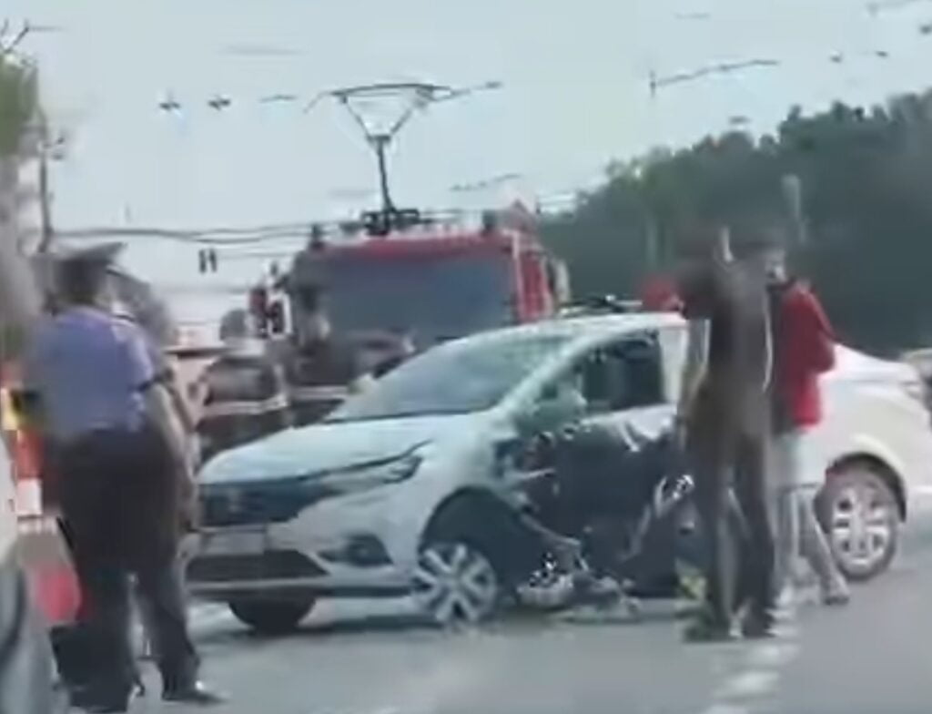 Accident pe Soseaua Vestului. Un motociclist a intrat intr-o masina care a iesit neregulamentar din parcarea Kaufland