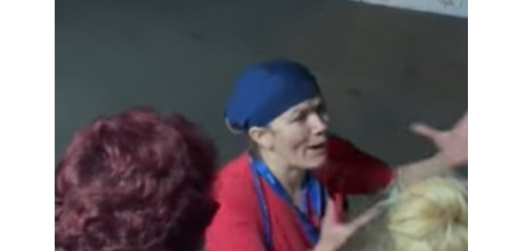 VIDEO -‘Țipați ca niște animale!’: doctoriță, către cei care protestau în cazul fetei moarte la spital