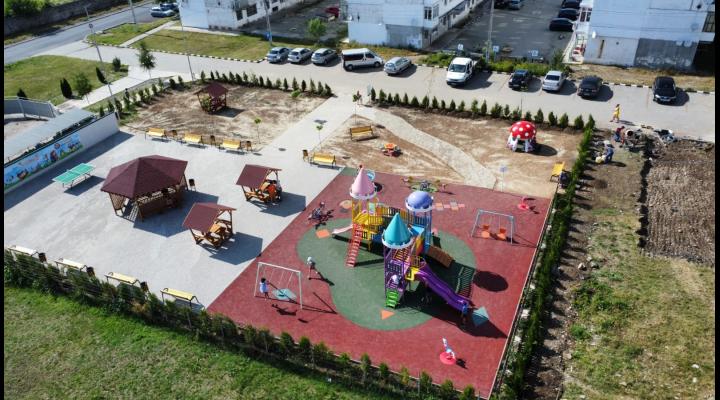 În Florești, zona Blocuri Noi, a fost amenajat un loc de joacă modern – FOTO În Florești, zona Blocuri Noi, a fost amenajat un loc de joacă modern – FOTO