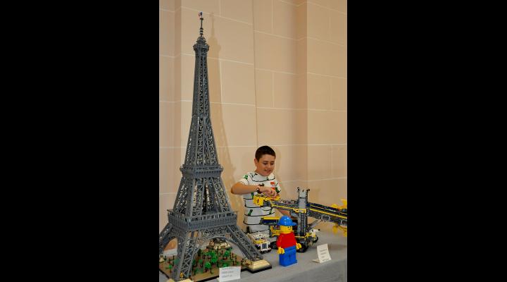Expoziție de lego la Palatul Culturii/Un copil de 12 ani a construit machete din peste 200.000 de piese