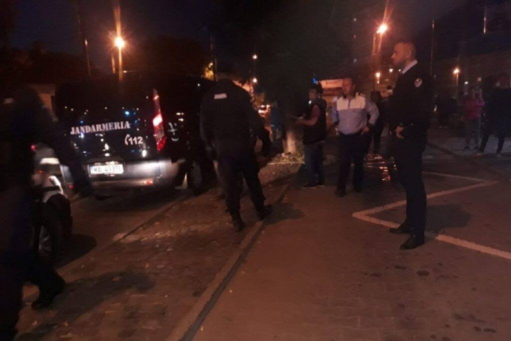 Scandal, marți seară, pe strada Cameliei. Vecinii au sunat la 112