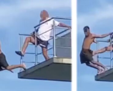 Momentul șocant în care un salvamar împinge cu piciorul un tânăr în bazin de pe o platformă înaltă de 10 metri