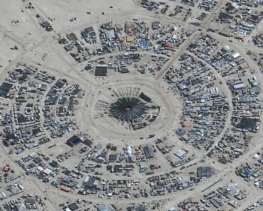 O persoană a murit la festivalul Burning Man, alte 70.000 sunt blocate. „Noroiul acționează ca nisipurile mişcătoare”