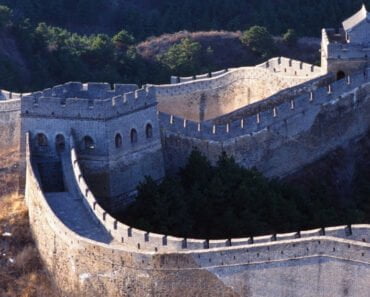 Doi oameni au făcut o gaură cu excavatorul în Marele Zid Chinezesc ca să ajungă mai repede la muncă