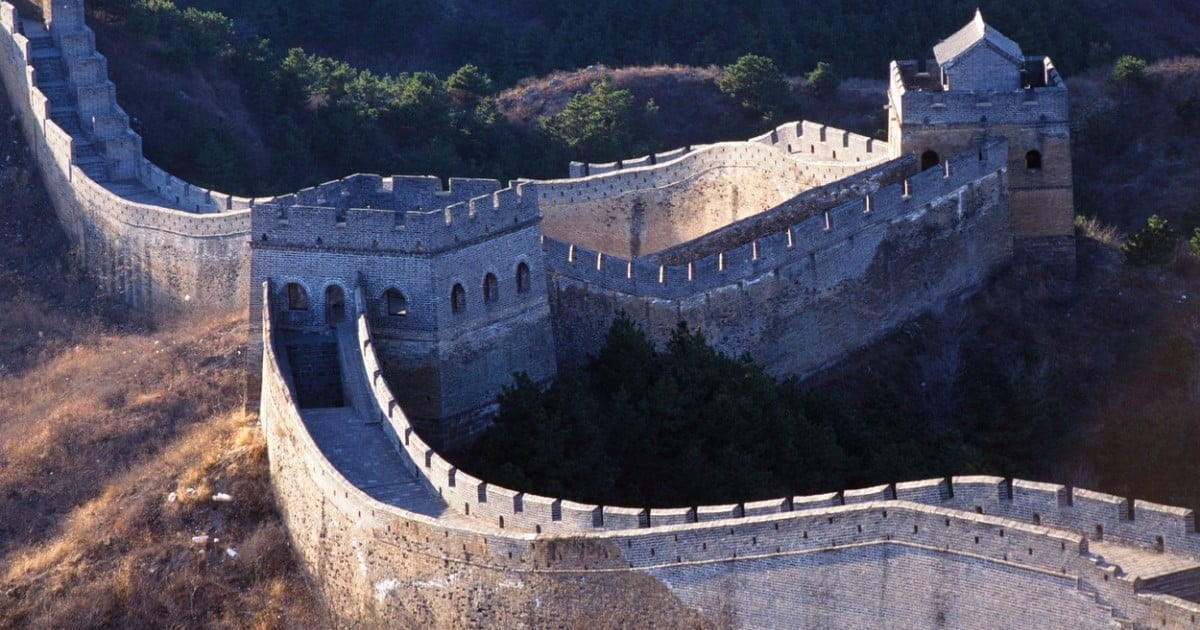 Doi oameni au făcut o gaură cu excavatorul în Marele Zid Chinezesc ca să ajungă mai repede la muncă