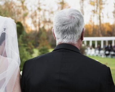 O mireasă s-a căsătorit, până la urmă, cu socrul ei, pentru că mirele a fugit în ziua nunții, în Indonezia